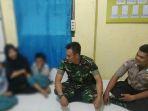 petugas-babinsa-dan-bhabinkamtibmas-polsek-kuta-alam-berbicara-dengan-nh-yang.jpg