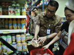petugas-balai-pom-ri-makassar-lakukan-sidak_20150622_155808.jpg