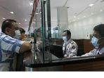 petugas-bandara-internasional-bandara-soekarno-hatta-dan-calon-penumpang-pakai-masker.jpg