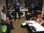 petugas-bandara_20180614_133351.jpg