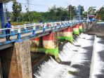 petugas-bbws-brantas-pantau-bendung-irigasi-sungai-amprong-malan_20230808_142127.jpg