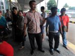 petugas-bekuk-calo-tiket-ka-di-stasiun-senen_20150629_161501.jpg