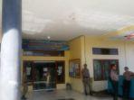 petugas-berjaga-di-depan-kantor-dinas-pu-pakpak-bharat.jpg