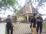 petugas-berjaga-di-pelataran-gereja-stasi-santo-yosep_20160828_120235.jpg