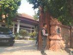 petugas-berjaga-rumah-diduga-milik-keluarga-bupati-mojokerto-nona.jpg