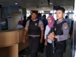 petugas-bersenjata-berjaga-di-depan-pintu-masuk-rumah-sakit-ugm-minggu-11022018_20180211_131416.jpg