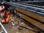petugas-bersihkan-sampah-menumpuk-di-kali-ciliwung_20160316_155725.jpg