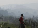petugas-berusaha-memadamkan-kebakaran-hutan_20190917_144702.jpg