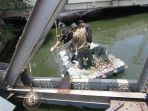 petugas-bksda-dengan-jaring-mencari-buaya-kali-anak-ciliwung_20181010_130741.jpg