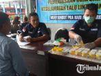 petugas-bnnk-tulungagung-memeriksa-sampel-urine-para-sopir-bus-di-terminal-gayatri-tulungagung.jpg