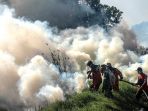 petugas-bnpb-berusaha-padamkan-kebakaran-hutan-sumsel_20200829_173330.jpg
