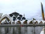 petugas-bpbd-bersihkan-sampah-di-danau-masjid-raya-al-jabbar_20230203_212606.jpg