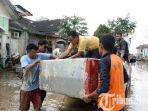 petugas-bpbd-sumut-dan-relawan-membantu-mengevakuasi-barang-korban-banjir.jpg