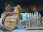petugas-bpom-surabaya-uji-makanan-takjil_20150622_184737.jpg