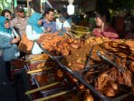 petugas-bpom-surabaya-uji-makanan-takjil_20150622_184842.jpg