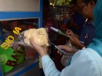petugas-bpom-surabaya-uji-makanan-takjil_20150622_184906.jpg