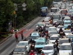 petugas-buka-tutup-kemacetan-jalur-transjakarta_20160219_150243.jpg