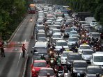 petugas-buka-tutup-kemacetan-jalur-transjakarta_20160219_150443.jpg