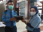 petugas-cleaning-service-bandara-soekarno-v.jpg