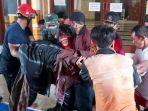 petugas-damkar-mengevakuasi-warga-pasar-minggu-yang-meningga.jpg