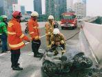 petugas-damkar-setiabudi-berhasil-memadamkan-motor-vespa.jpg