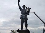 petugas-damkar-solo-membersihkan-patung-brigjen-slamet-riyadi_20180214_200430.jpg