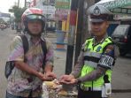 petugas-dan-pengendara_20161209_165209.jpg