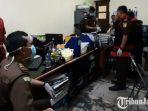 petugas-dari-kejati-jatim-lakukan-penggeledahan-di-kantor-ykp.jpg