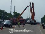 petugas-dari-pt-pertamina-sedang-melakukan-evakuasi-truk-tangki-elpiji_20160904_151747.jpg