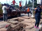 petugas-dari-satgas-air-bersama-suku-dinas-tata-air-jakarta-pusat_20171215_151007.jpg