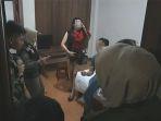 petugas-dari-satpol-pp-kota-pekanbaru-terpaksa-mengamankan.jpg