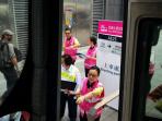 petugas-di-kowloon-station-hong-kong_20161015_114638.jpg
