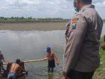petugas-dibantu-warga-mengevakuasi-jenazah-kakek-dari-tam.jpg