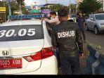 petugas-dishub-kota-bekasi-ditilang.jpg