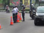 petugas-dishub-memasang-traffic-cone_20200511_164959.jpg