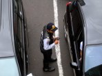 petugas-dishub-sosialisasi-nopol-ganjil-genap_20160829_095410.jpg