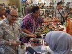petugas-disperindag-kota-bogor-razia-sandal-berlafaz-allah_20151015_145014.jpg