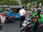 petugas-ditjen-pas-membagikan-paket-takjil.jpg