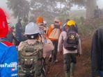 petugas-evakuasi-pendaki-gunung-marapi_5-nov.jpg