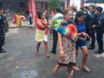 petugas-evakuasi-warga-binaan-di-lapas-wanita-medan.jpg
