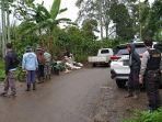 petugas-evakuasi-warga-di-lahan-pertanian-karena-harimau-berkeliaran.jpg