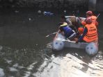 petugas-gabungan-cari-buaya-di-kali-grogol_20180628_003313.jpg