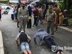petugas-gabungan-melakukan-razia-penertiban-masker-di-jalan-dr-mansyur-medan.jpg