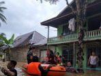 petugas-gabungan-saat-bantu-evakuasi-sekaligus-salurkan-makanan-ke-warga-yang-terdampak-banjir-1.jpg