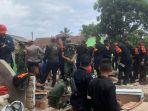petugas-gabungan-saat-melakukan-upaya-pencarian-seorang-bocah-dan-seorang.jpg
