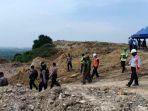 petugas-gabungan-saat-mengevakuasi-ratusan-mortir-yang-ditemu.jpg