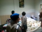 petugas-geledah-hotel_20170417_071917.jpg