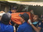 petugas-gotong-jenazah-korban-kebakaran_20180412_112314.jpg