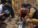 petugas-identifikasi-polres-nganjuk-meme_20150909_013846.jpg