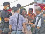 petugas-imigrasi-aceh-identifikasi-imigran-asal-srilanka_20160617_150833.jpg